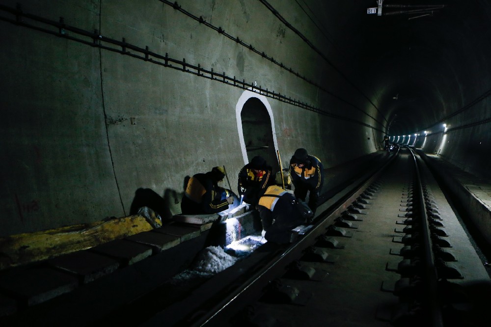 措美铁路运营隧道病害现状